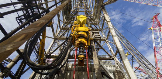 Driller floor of an offshore drilling rig with top drive, pipe handler and drawwors